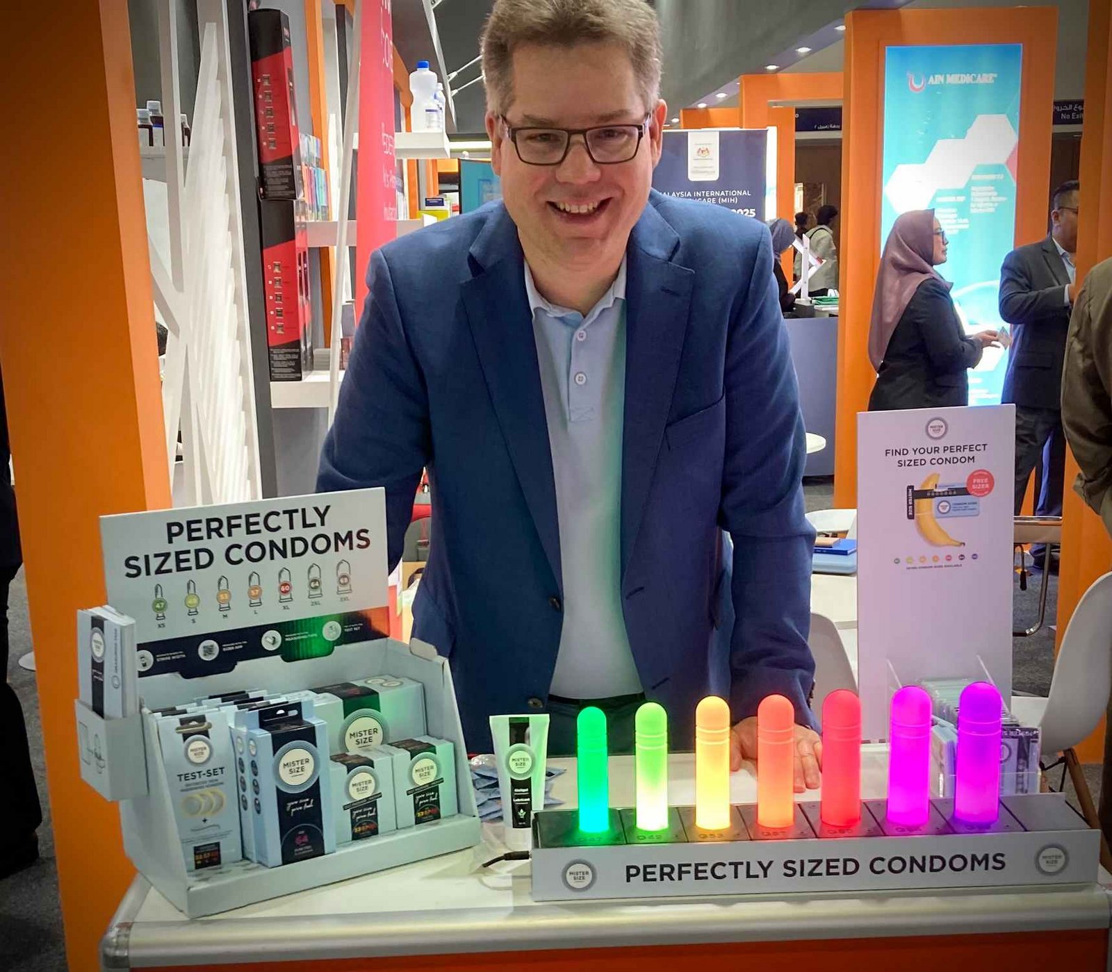 Vinergy Managing Director Jan Vinzenz Krause with Mister Size condoms and illuminated model at the Arab Health trade fair in Dubai