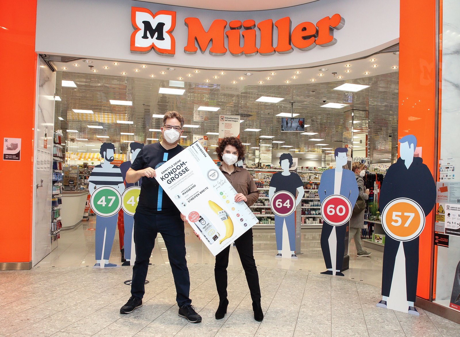 Jan and Eva Krause in front of the entrance of Müller