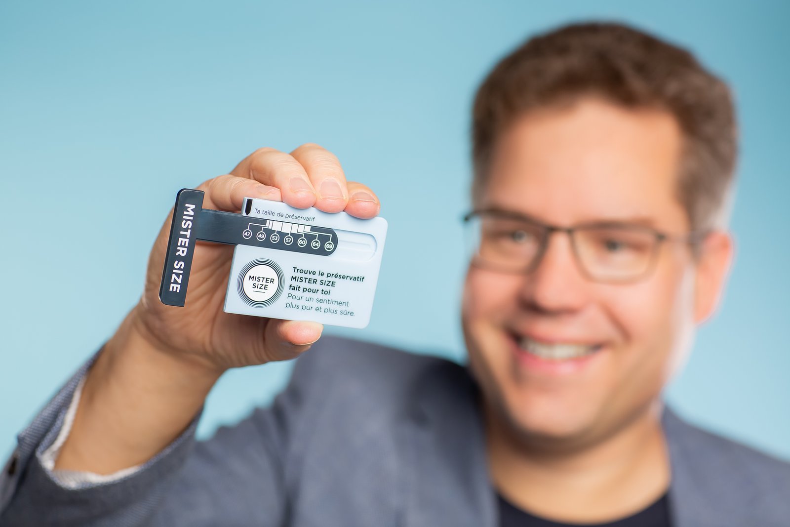 Jan Vinzenz Krause mit einem Condom Sizer in der Hand