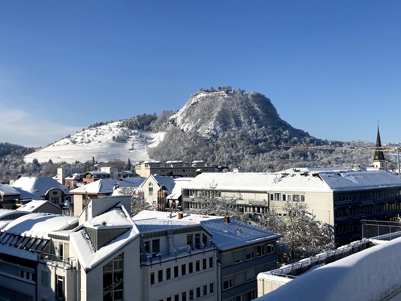 Ausblick von unserem Büro über die Innenstadt von Singen auf den Hohentwiel