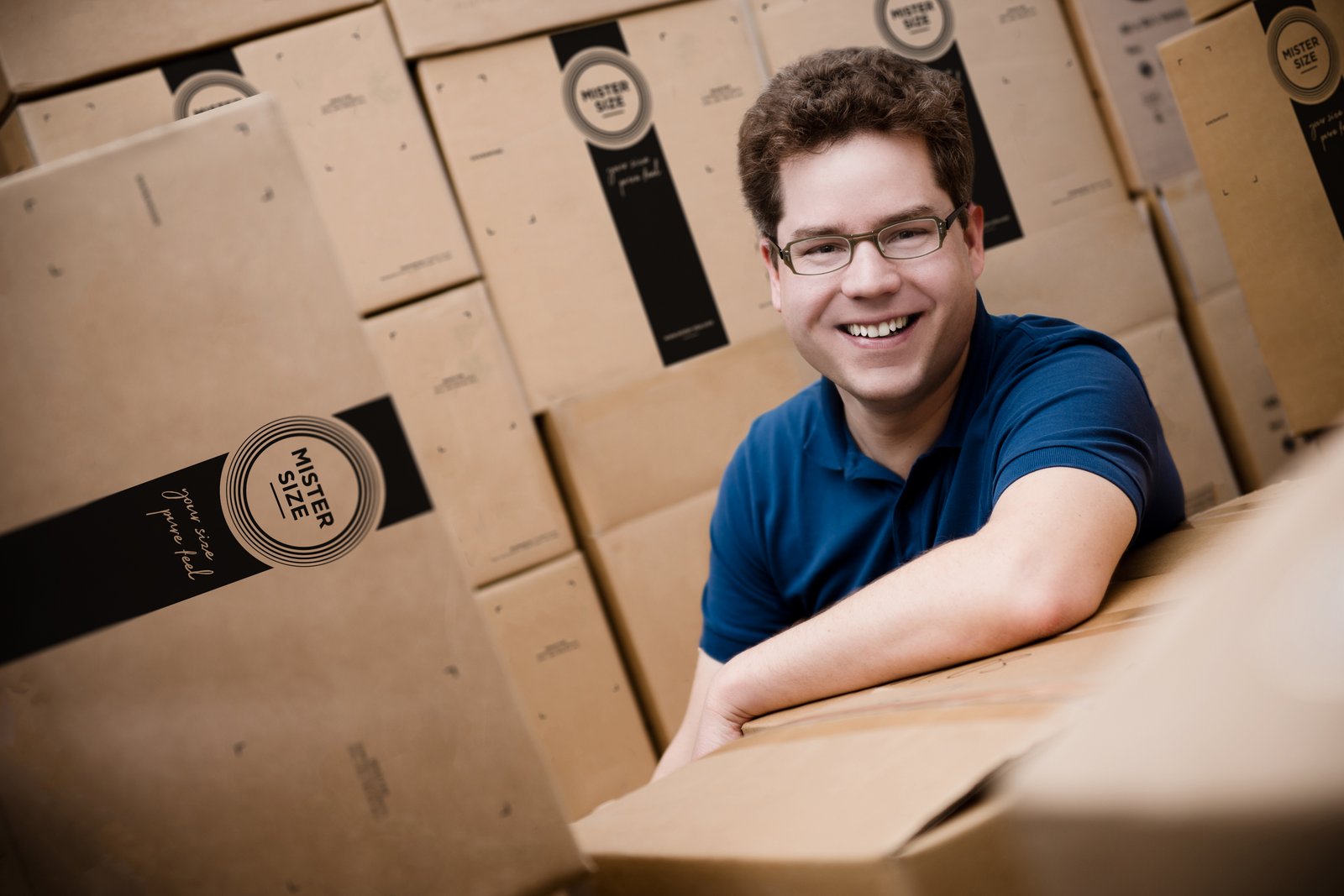 Jan Vinzenz Krause in front of boxes from Mister Size in the warehouse